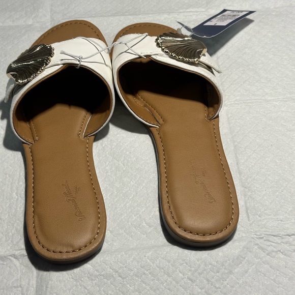 Universal Thread White Sandals with Gold Shell Detail - Picture 4 of 5